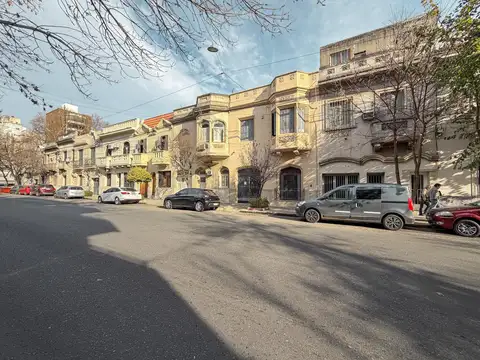 Casa de 4 dormitorios con cochera, jardín y pileta en Lourdes