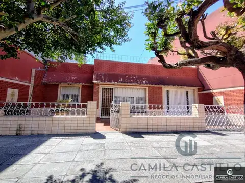 Casa en venta con patio y cochera