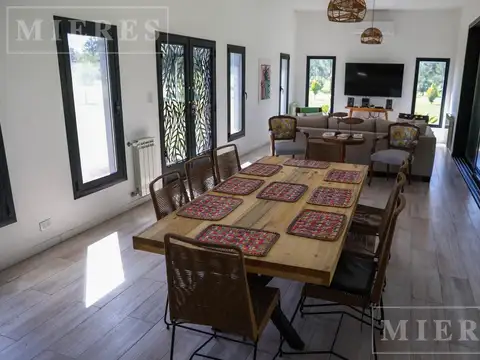 Casa 5 ambientes con 3 baños