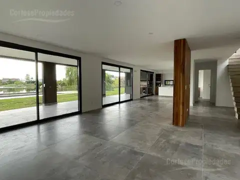 Casa en Alquiler con 2 cocheras