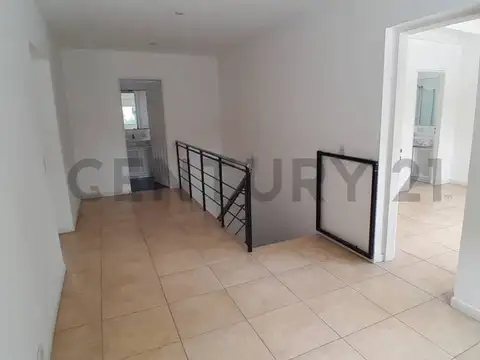 VENTA CASA 4 AMBIENTES + DEPENDENCIA DE SERVICIO EN BARRIO LA MASIA - PILAR.