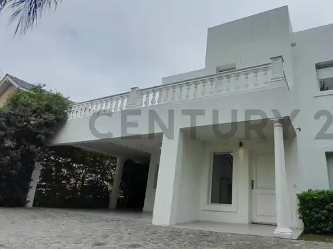 VENTA CASA 4 AMBIENTES + DEPENDENCIA DE SERVICIO EN BARRIO LA MASIA - PILAR.