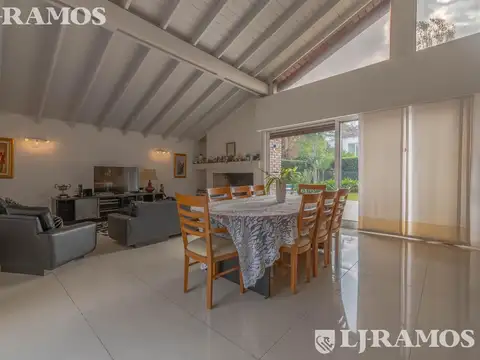 Casa en Venta con 7 cocheras