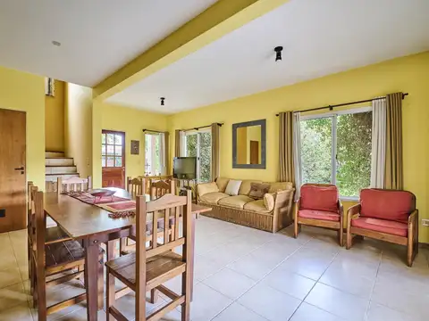 Casa 6 ambientes con 2 baños