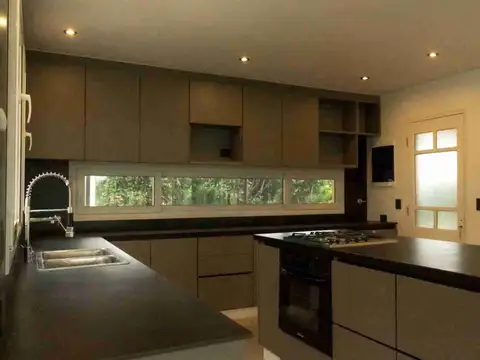 Casa 6 ambientes con 2 baños