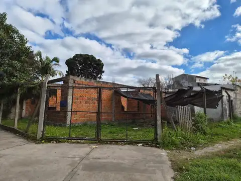 Lindo lote con mejoras - San Miguel, esquina transitada