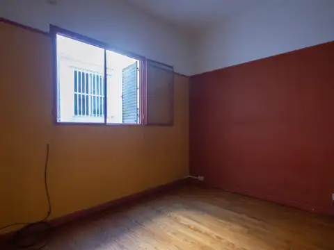 EXCELENTE DEPTO. 4 AMB. C/DEPENDENCIA DE SERVICIO Y BALCON DE FRENTE