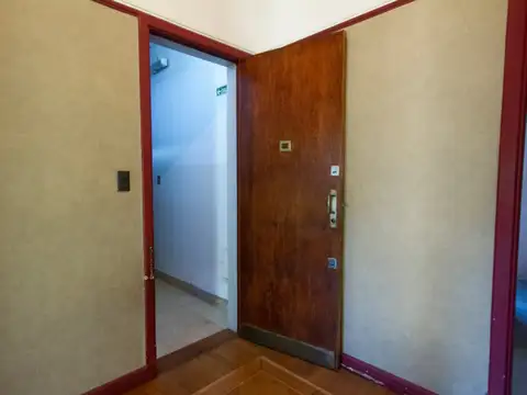 EXCELENTE DEPTO. 4 AMB. C/DEPENDENCIA DE SERVICIO Y BALCON DE FRENTE