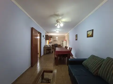 Casa 10 ambientes con 2 baños