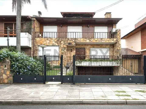Chalet en dos plantas con excelente ubicación a la venta