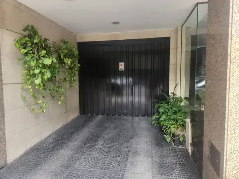 Cochera Venta Parque Chacabuco PB en Edificio