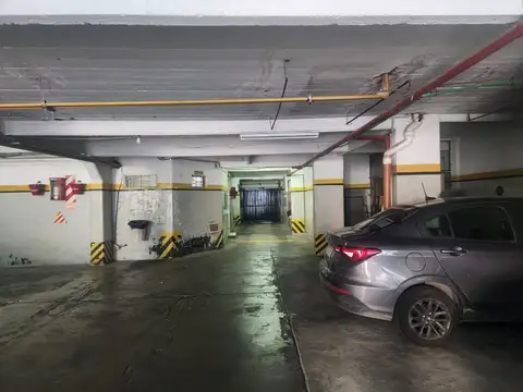 Cochera Venta Parque Chacabuco PB en Edificio