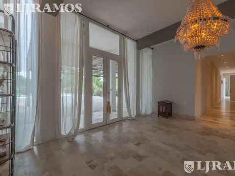 Casa en Venta con 6 cocheras
