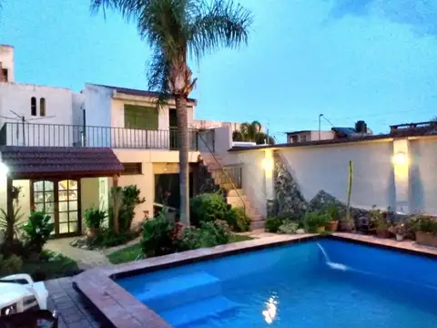 SE VENDE CASA CENTRICA CON PILETA Y QUINCHO, VM