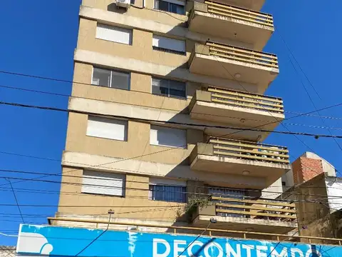 Depto 3 amb. con amplia cochera, baulera y bajas expensas 