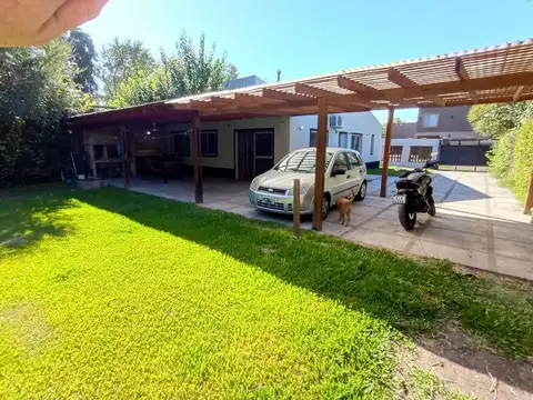 Casa 4 ambientes con 2 baños