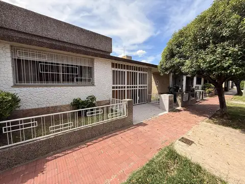Casa en Alberdi Dos Dormitorios con Cochera y Patio