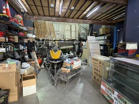 Venta Galpón con estructura de hormigón • Planta libre • Gran potencial comercial/inversión Floresta