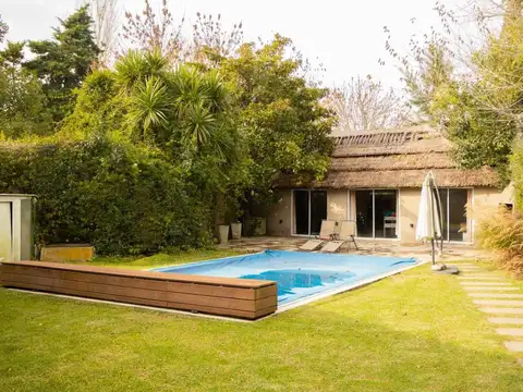 Casa 4 ambientes con 2 baños