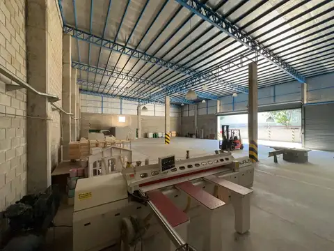 Galpón 1.839m² | 5 portones | playa p/semis | Pacheco