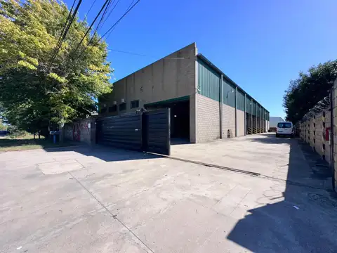 Galpón 1.839m² | 5 portones | playa p/semis | Pacheco