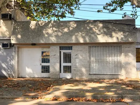 CASA CON TALLER BARRIO PARQUE