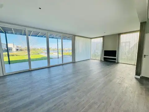 Casa en Venta con 5 cocheras