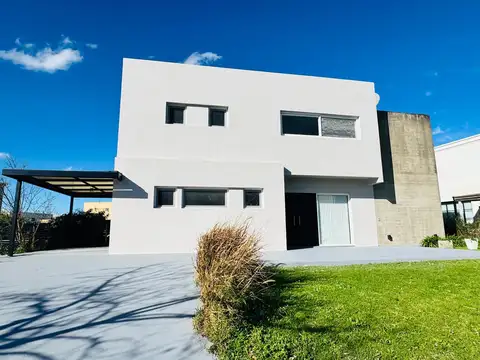 Casa 6 ambientes con 3 baños