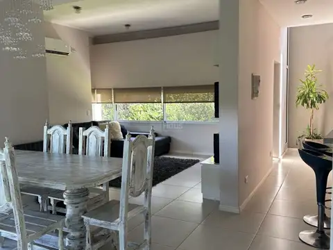 Venta casa 3 dormitorios pileta quincho cochera doble en Pueblo Esther