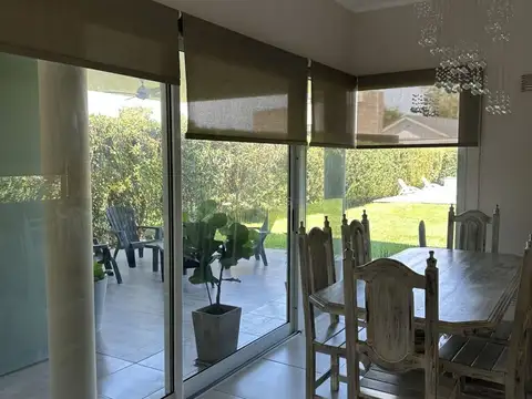 Venta casa 3 dormitorios pileta quincho cochera doble en Pueblo Esther