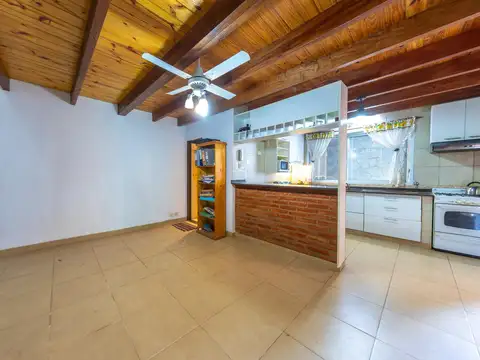 EN VENTA - CASA INTERNA UNICA DOS DORMITORIOS CON PATIO Y PARRILLERO - REFINERIA, ROSARIO.