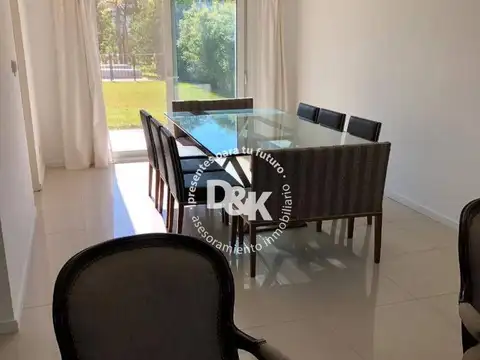 Casa en Alquiler con 2 cocheras