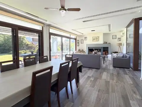 Casa en Venta con 4 cocheras