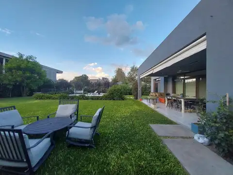 Casa en Venta con 4 cocheras