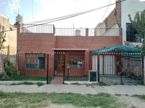 Casa 5 ambientes con 2 baños