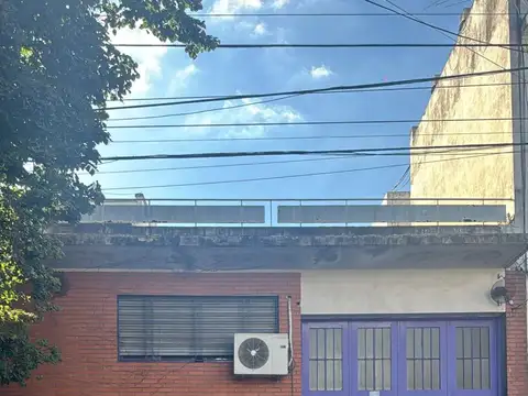 Deposito en venta en Villa del Parque con entrada de camiones en lote propio