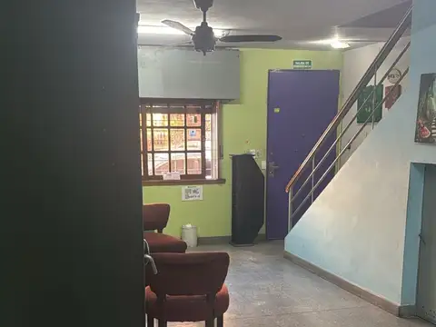 Deposito en venta en Villa del Parque con entrada de camiones en lote propio