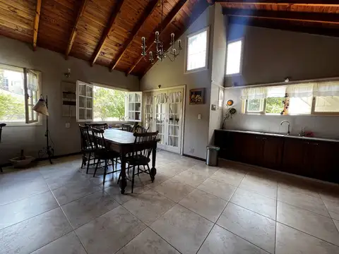 Casa en Alquiler con 2 cocheras