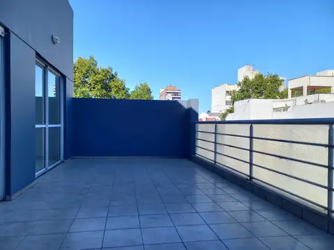 EXCELENTE DPTO 3/4 AMBIENTES CON COCHERA. PATIO/TERRAZA, ZONA COMERCIAL Y ESTACION 