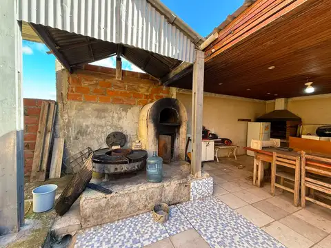 Casa 4 ambientes con 2 baños
