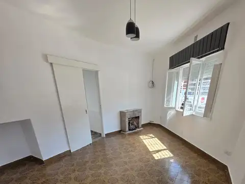 Hermosa casa - 2 ambientes con patio y gran terraza  - todo recien pintado - sin expensas