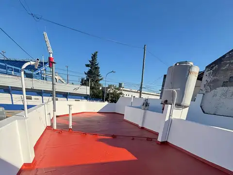 Hermosa casa - 2 ambientes con patio y gran terraza  - todo recien pintado - sin expensas