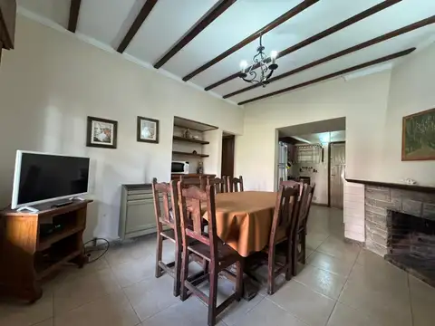 Casa 4 ambientes con 2 baños