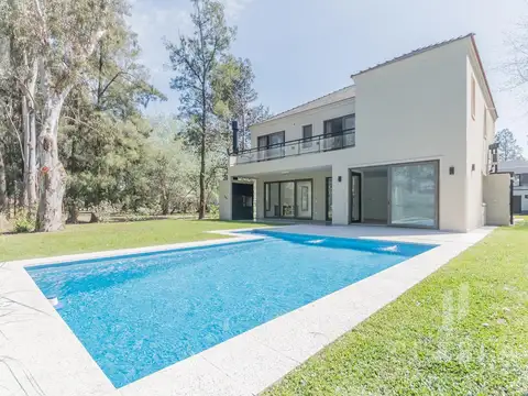 Casa en Alquiler con 4 cocheras