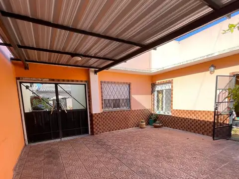 VENDE CASA 3 AMBIENTES AMPLIA Y DEPARTAMENTOMONOAMBIENTE, GARAGE PASANTE. LA TABLADA