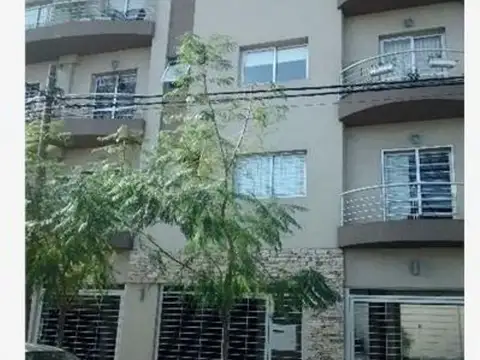 EXCELENTE DEPARTAMENTO DE 2 AMBIENTES CON COCHERA CUBIERTA
