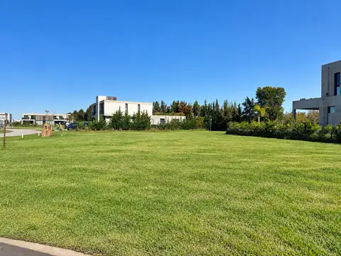 Lote interno en esquina de 804m2 en Albanueva, Barrio Náutico Tigre