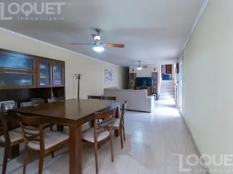 Casa de tres dormitorios, cochera y patio a media cuadra de BV.