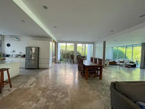 Casa 6 ambientes con 4 baños