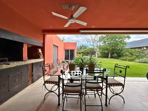 Casa en Alquiler con 2 cocheras